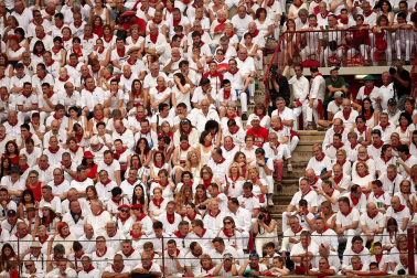 Público asistente a la Plaza de Toros de Pamplona durante la primera corrida de la Feria dle Toro 2018.