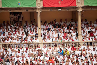Público asistente a la Plaza de Toros de Pamplona durante la primera corrida de la Feria dle Toro 2018.