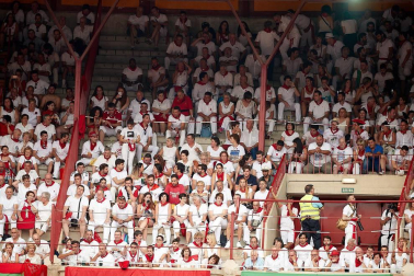 Público asistente a la Plaza de Toros de Pamplona durante la primera corrida de la Feria dle Toro 2018.