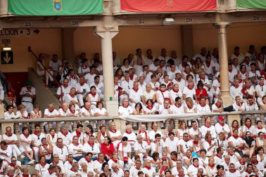Público asistente a la Plaza de Toros de Pamplona durante la primera corrida de la Feria dle Toro 2018.