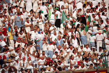 Público asistente a la Plaza de Toros de Pamplona durante la primera corrida de la Feria dle Toro 2018.