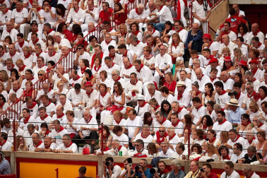 Público asistente a la Plaza de Toros de Pamplona durante la primera corrida de la Feria dle Toro 2018.