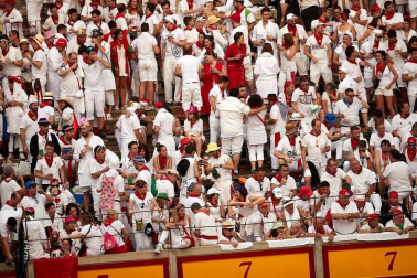 Público asistente a la Plaza de Toros de Pamplona durante la primera corrida de la Feria dle Toro 2018.