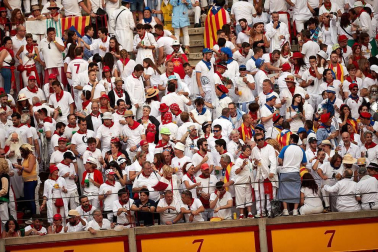 Público asistente a la Plaza de Toros de Pamplona durante la primera corrida de la Feria dle Toro 2018.