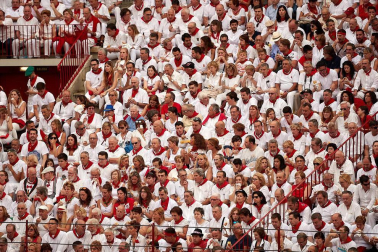 Público asistente a la Plaza de Toros de Pamplona durante la primera corrida de la Feria dle Toro 2018.