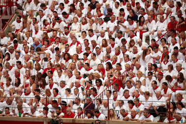 Público asistente a la Plaza de Toros de Pamplona durante la primera corrida de la Feria dle Toro 2018.