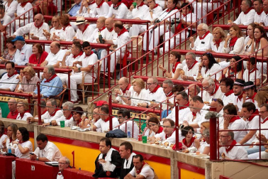Público asistente a la Plaza de Toros de Pamplona durante la primera corrida de la Feria dle Toro 2018.