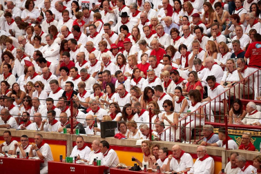 Público asistente a la Plaza de Toros de Pamplona durante la primera corrida de la Feria dle Toro 2018.