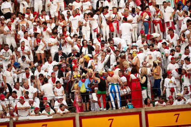 Público asistente a la Plaza de Toros de Pamplona durante la primera corrida de la Feria dle Toro 2018.