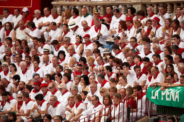 Público asistente a la Plaza de Toros de Pamplona durante la primera corrida de la Feria dle Toro 2018.