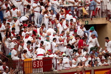 Público asistente a la Plaza de Toros de Pamplona durante la primera corrida de la Feria dle Toro 2018.