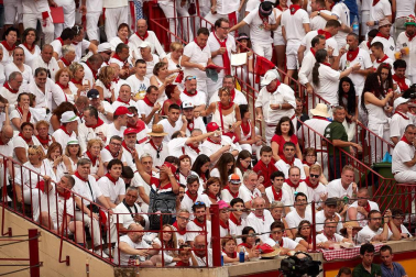 Público asistente a la Plaza de Toros de Pamplona durante la primera corrida de la Feria dle Toro 2018.