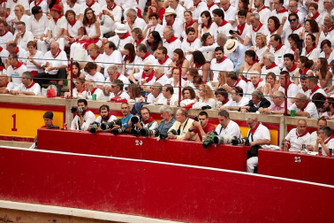 Público asistente a la Plaza de Toros de Pamplona durante la primera corrida de la Feria dle Toro 2018.
