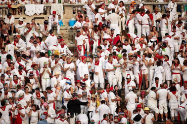 Público asistente a la Plaza de Toros de Pamplona durante la primera corrida de la Feria dle Toro 2018.