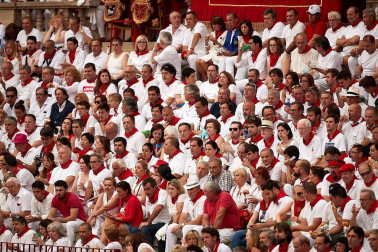 Público asistente a la Plaza de Toros de Pamplona durante la primera corrida de la Feria dle Toro 2018.