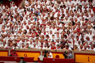 Público asistente a la Plaza de Toros de Pamplona durante la primera corrida de la Feria dle Toro 2018.