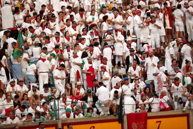 Público asistente a la Plaza de Toros de Pamplona durante la primera corrida de la Feria dle Toro 2018.