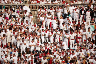 Público asistente a la Plaza de Toros de Pamplona durante la primera corrida de la Feria dle Toro 2018.