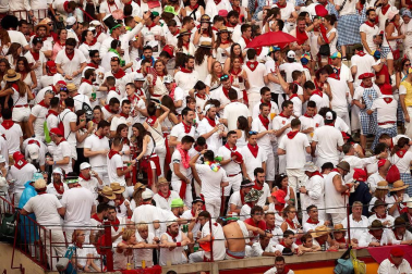 Público asistente a la Plaza de Toros de Pamplona durante la primera corrida de la Feria dle Toro 2018.