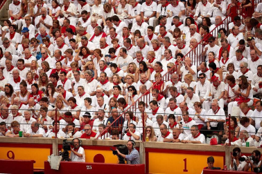 Público asistente a la Plaza de Toros de Pamplona durante la primera corrida de la Feria dle Toro 2018.