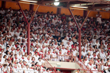 Público asistente a la Plaza de Toros de Pamplona durante la primera corrida de la Feria dle Toro 2018.