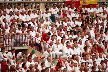 Público asistente a la Plaza de Toros de Pamplona durante la primera corrida de la Feria dle Toro 2018.