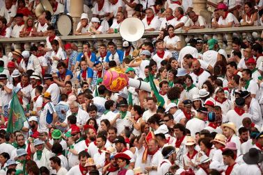 Público asistente a la Plaza de Toros de Pamplona durante la primera corrida de la Feria dle Toro 2018.