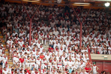 Público asistente a la Plaza de Toros de Pamplona durante la primera corrida de la Feria dle Toro 2018.