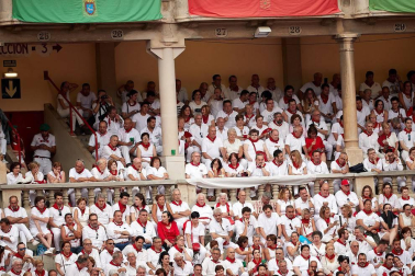 Público asistente a la Plaza de Toros de Pamplona durante la primera corrida de la Feria dle Toro 2018.