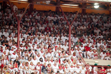 Público asistente a la Plaza de Toros de Pamplona durante la primera corrida de la Feria dle Toro 2018.