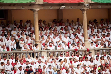 Público asistente a la Plaza de Toros de Pamplona durante la primera corrida de la Feria dle Toro 2018.
