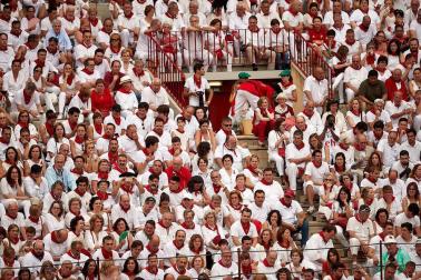 Público asistente a la Plaza de Toros de Pamplona durante la primera corrida de la Feria dle Toro 2018.