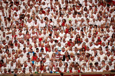 Público asistente a la Plaza de Toros de Pamplona durante la primera corrida de la Feria dle Toro 2018.