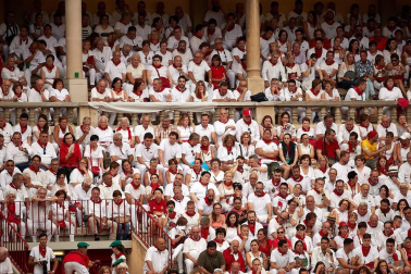 Público asistente a la Plaza de Toros de Pamplona durante la primera corrida de la Feria dle Toro 2018.