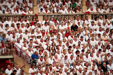 Público asistente a la Plaza de Toros de Pamplona durante la primera corrida de la Feria dle Toro 2018.