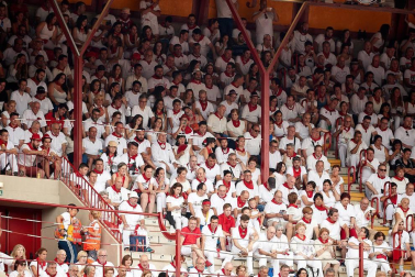 Público asistente a la Plaza de Toros de Pamplona durante la primera corrida de la Feria dle Toro 2018.