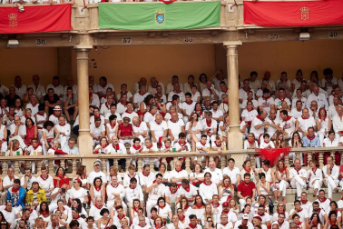 Público asistente a la Plaza de Toros de Pamplona durante la primera corrida de la Feria dle Toro 2018.