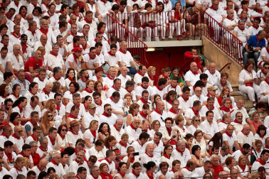 Público asistente a la Plaza de Toros de Pamplona durante la primera corrida de la Feria dle Toro 2018.