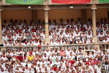 Público asistente a la Plaza de Toros de Pamplona durante la primera corrida de la Feria dle Toro 2018.