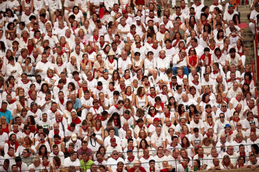 Público asistente a la Plaza de Toros de Pamplona durante la primera corrida de la Feria dle Toro 2018.