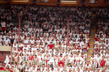 Público asistente a la Plaza de Toros de Pamplona durante la primera corrida de la Feria dle Toro 2018.