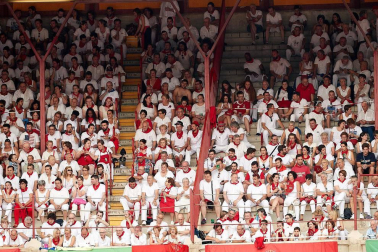Público asistente a la Plaza de Toros de Pamplona durante la primera corrida de la Feria dle Toro 2018.