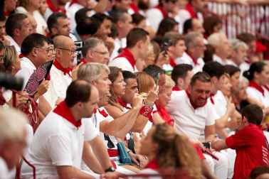 Público asistente a la Plaza de Toros de Pamplona durante la primera corrida de la Feria dle Toro 2018.