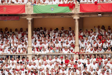 Público asistente a la Plaza de Toros de Pamplona durante la primera corrida de la Feria dle Toro 2018.
