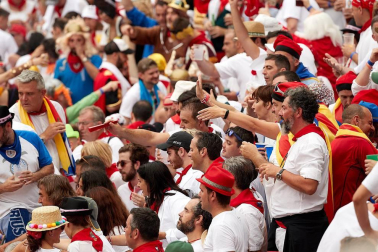 Público asistente a la Plaza de Toros de Pamplona durante la primera corrida de la Feria dle Toro 2018.