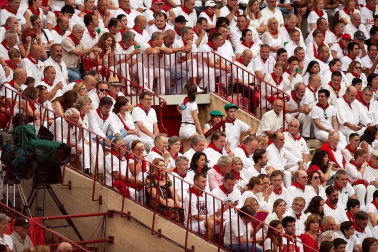 Público asistente a la Plaza de Toros de Pamplona durante la primera corrida de la Feria dle Toro 2018.