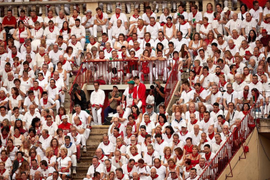 Público asistente a la Plaza de Toros de Pamplona durante la primera corrida de la Feria dle Toro 2018.