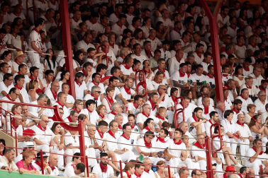 Público asistente a la Plaza de Toros de Pamplona durante la primera corrida de la Feria dle Toro 2018.