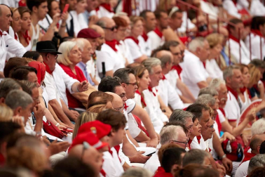 Público asistente a la Plaza de Toros de Pamplona durante la primera corrida de la Feria dle Toro 2018.
