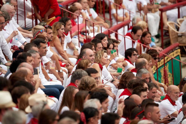 Público asistente a la Plaza de Toros de Pamplona durante la primera corrida de la Feria dle Toro 2018.